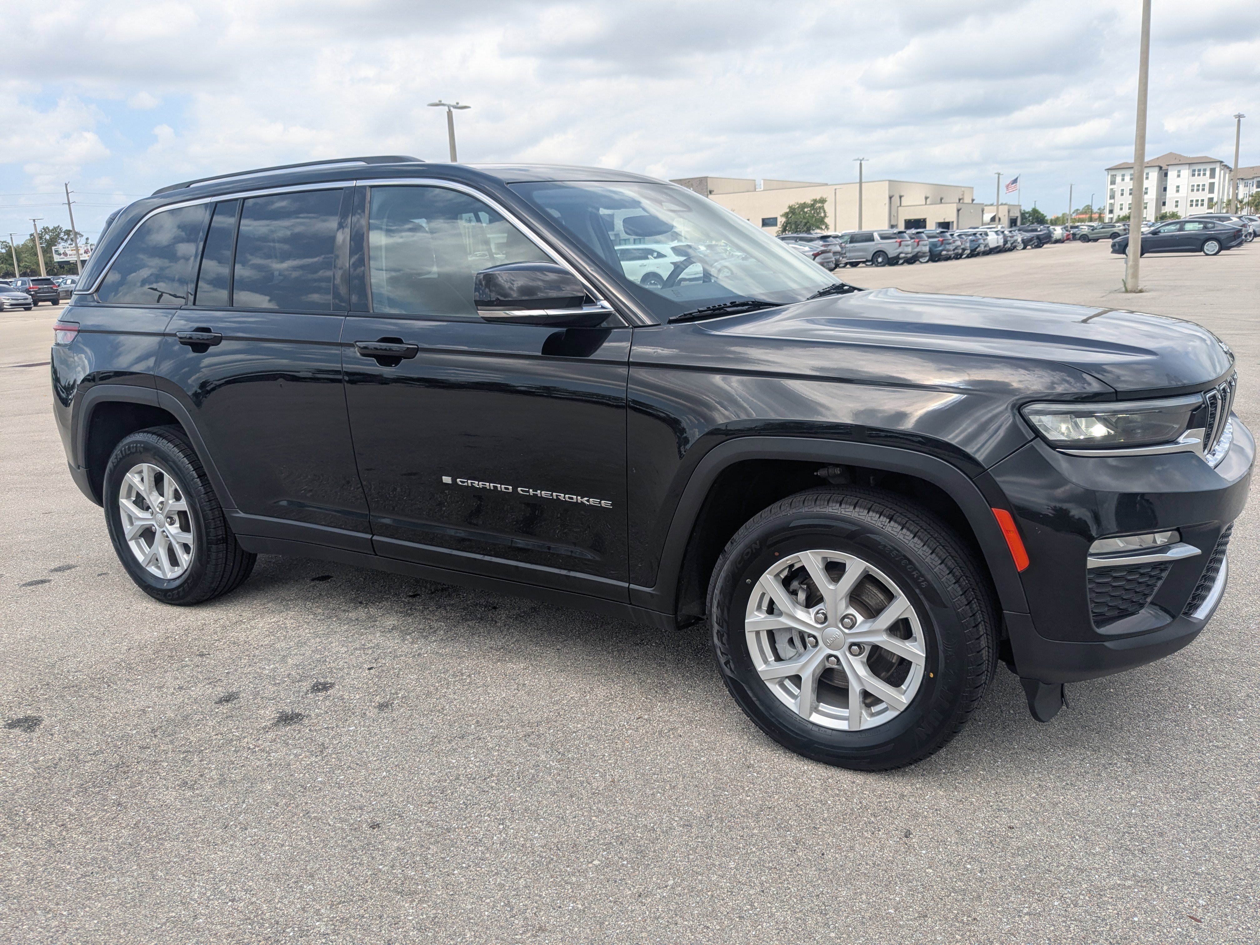 Used 2023 Jeep Grand Cherokee Limited image 2