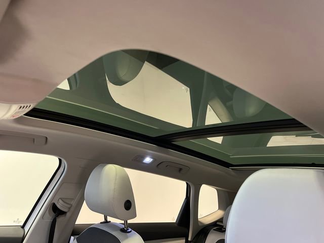 Certified 2025 Volkswagen Taos SE FWD image 28