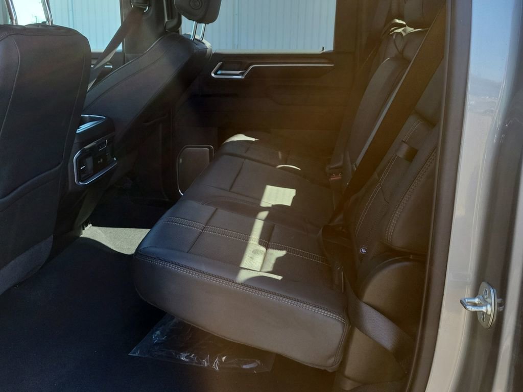 Used 2025 Chevrolet Silverado 3500 High Country w/ High Country Premium Package AWD/4WD image 4