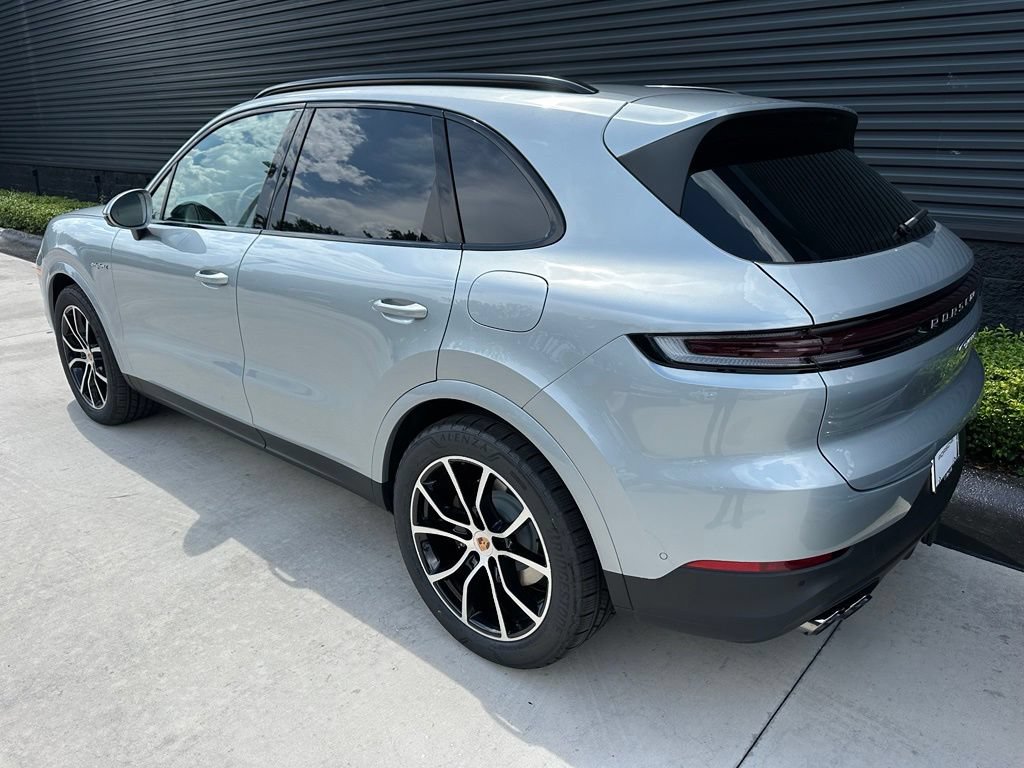 Used 2026 Porsche Cayenne E-Hybrid AWD/4WD image 3