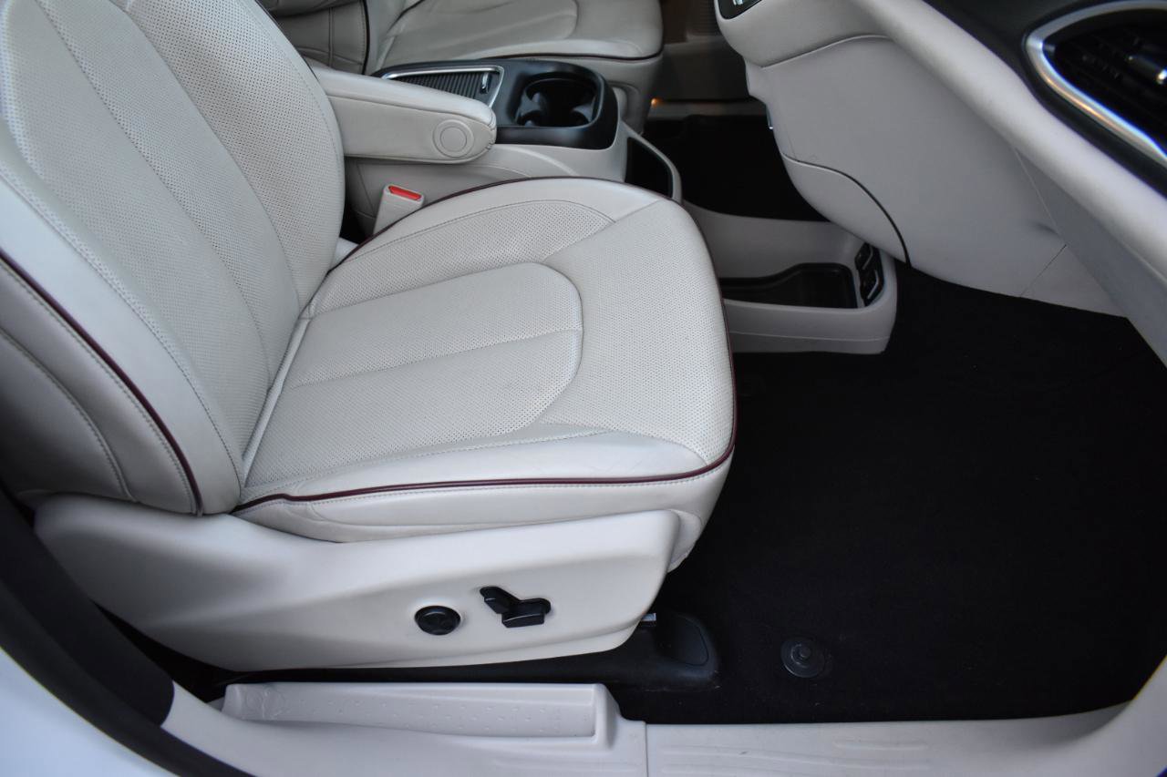 Used 2020 Chrysler Pacifica Limited image 32