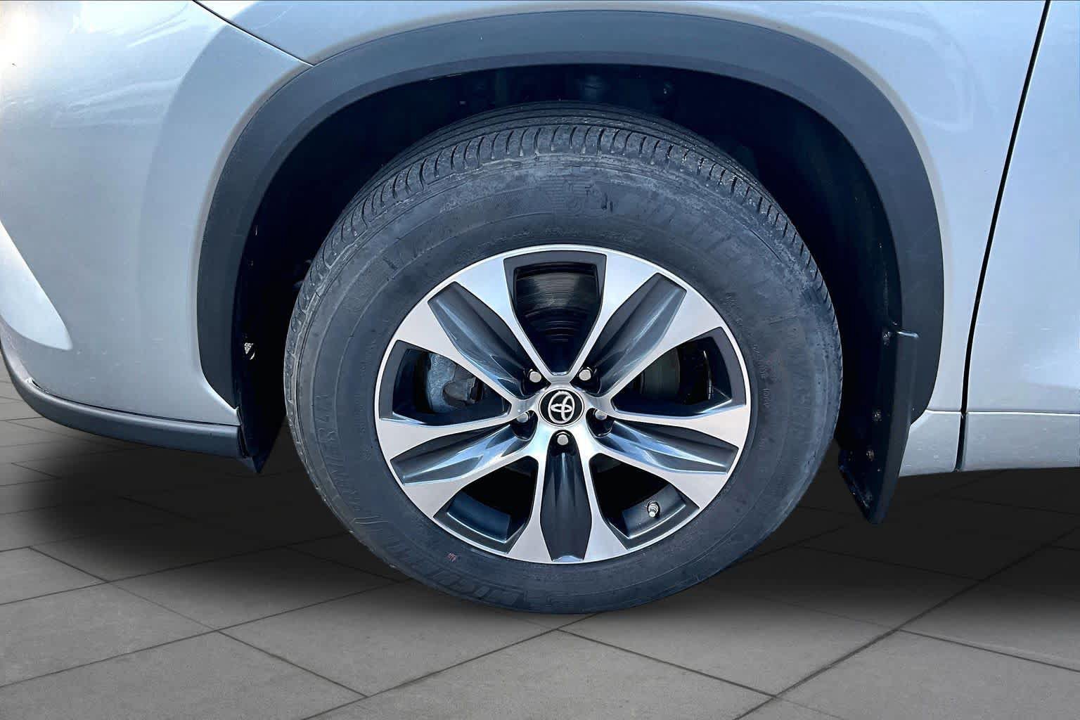 Used 2024 Toyota Highlander XLE AWD/4WD image 11