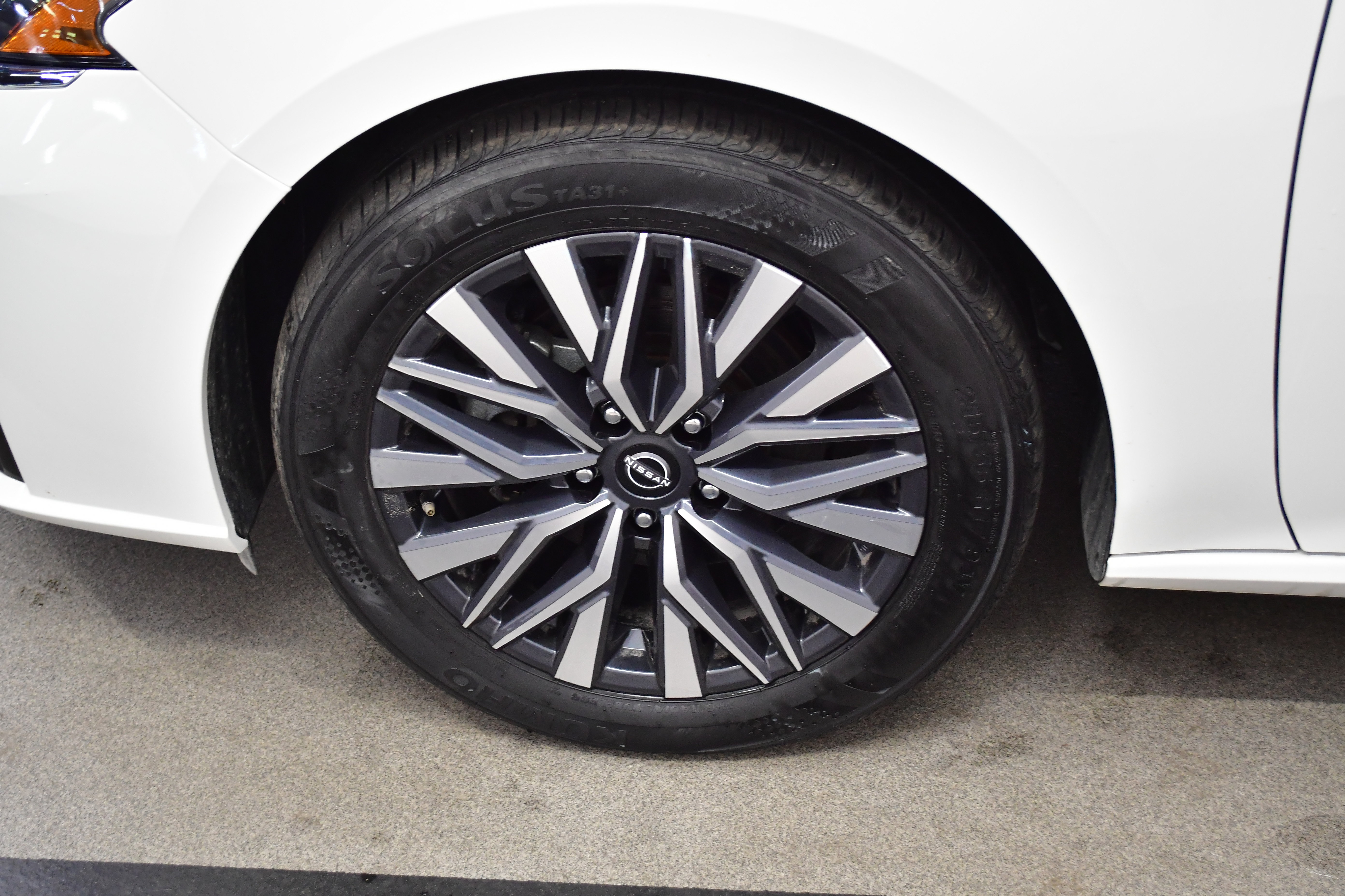 Used 2025 Nissan Altima 2.5 SV FWD image 35