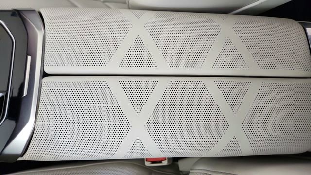 Used 2023 BMW i7 xDrive60 w/ Executive Package 2 image 51