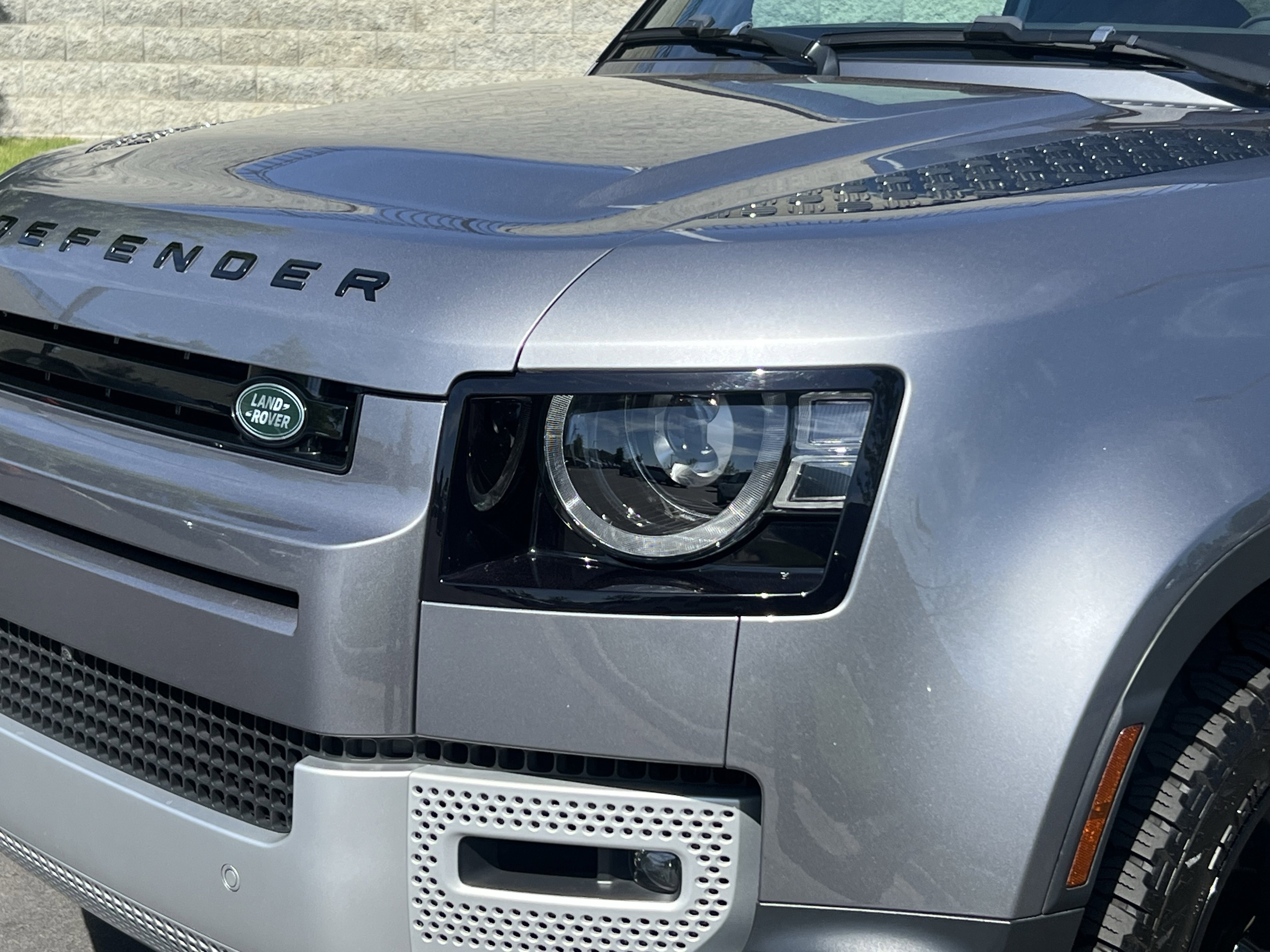 Certified 2023 Land Rover Defender 90 SE image 12