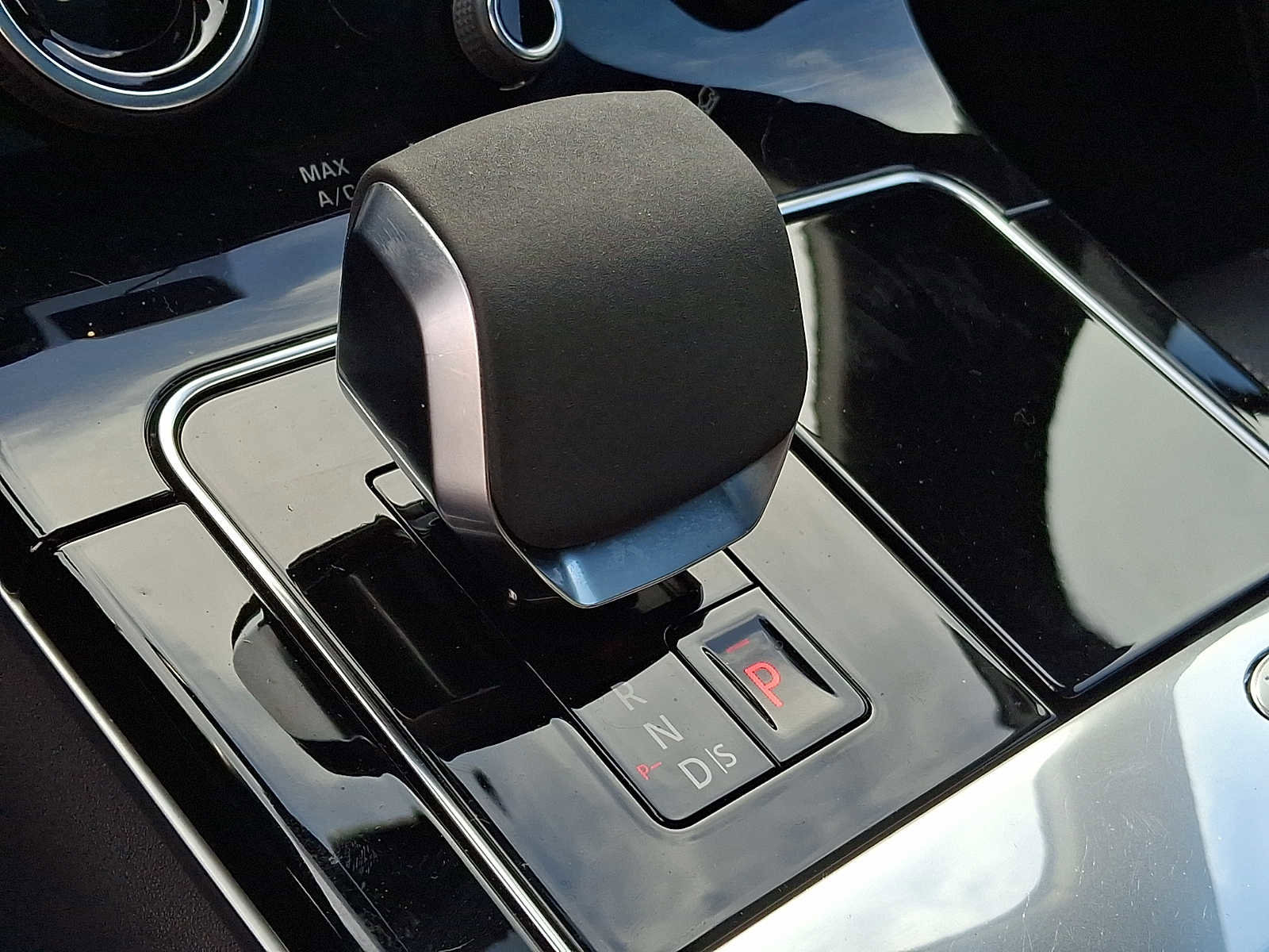 Used 2023 Land Rover Range Rover Velar R-Dynamic S image 13