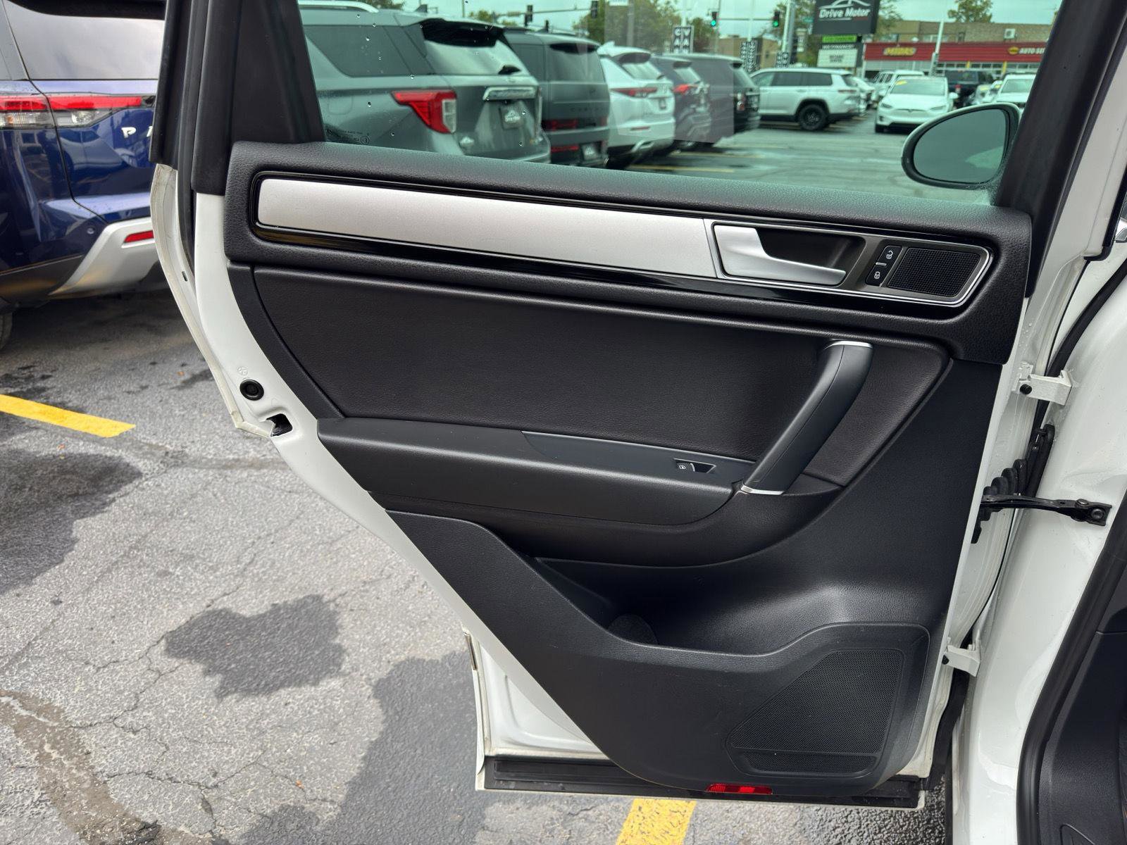 Used 2015 Volkswagen Touareg Sport image 29