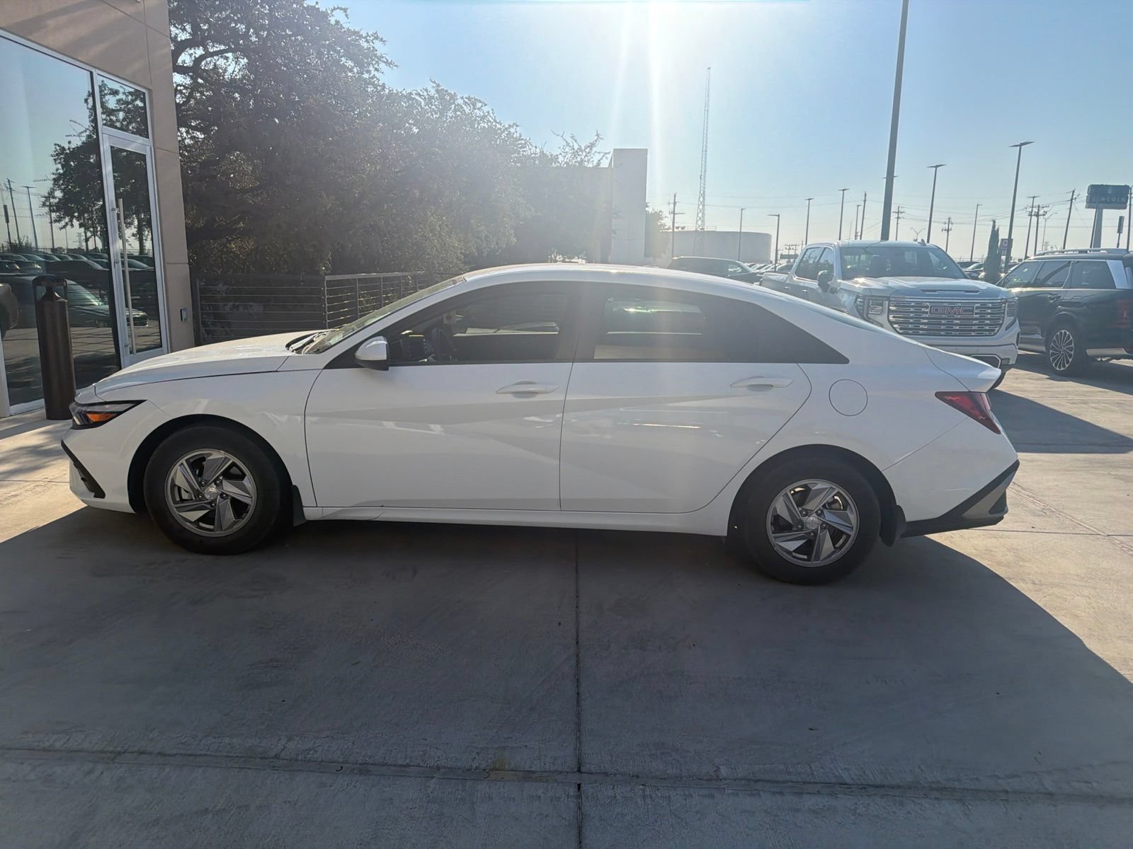 Certified 2025 Hyundai Elantra SE FWD image 8