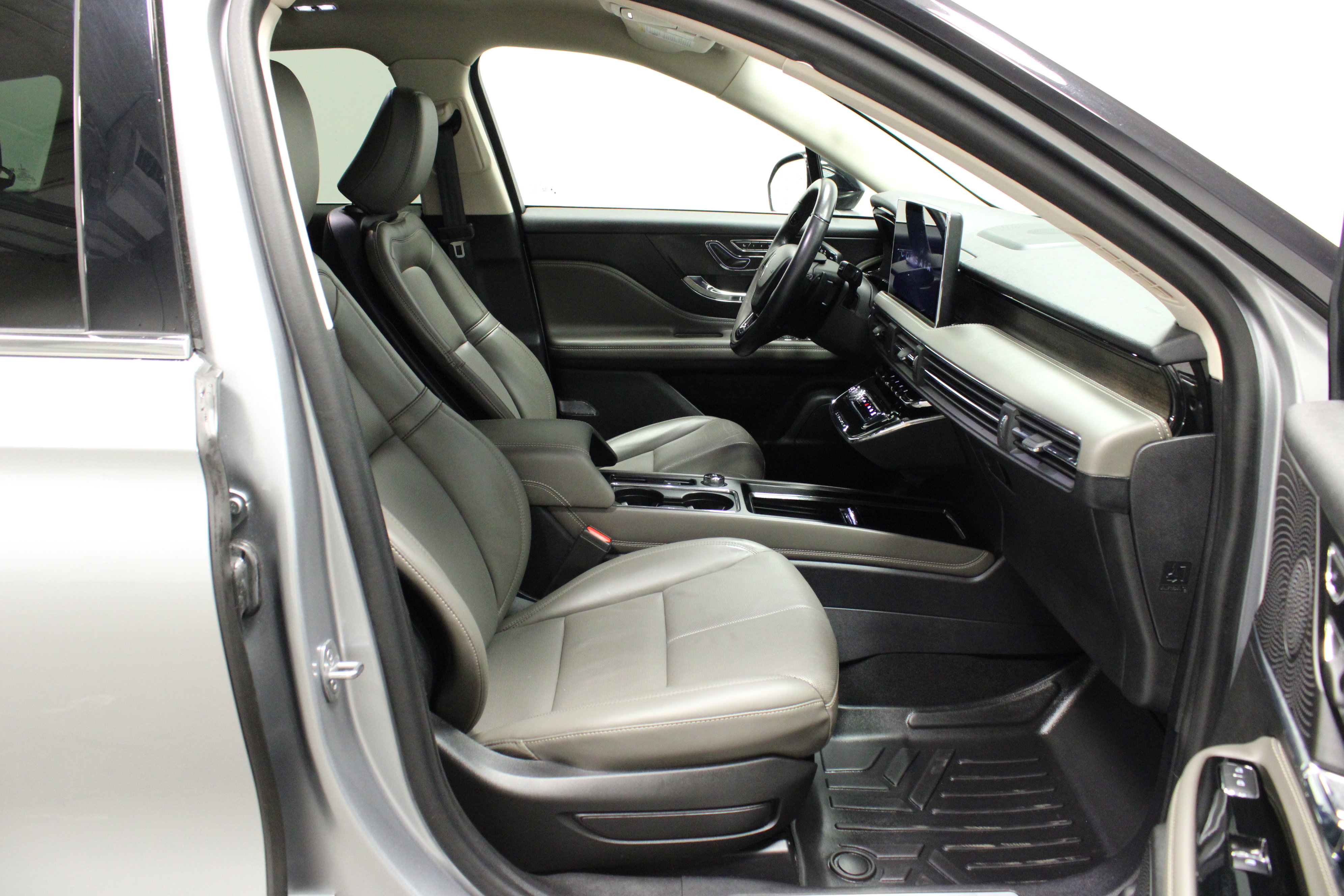 Used 2023 Lincoln Corsair Reserve image 14