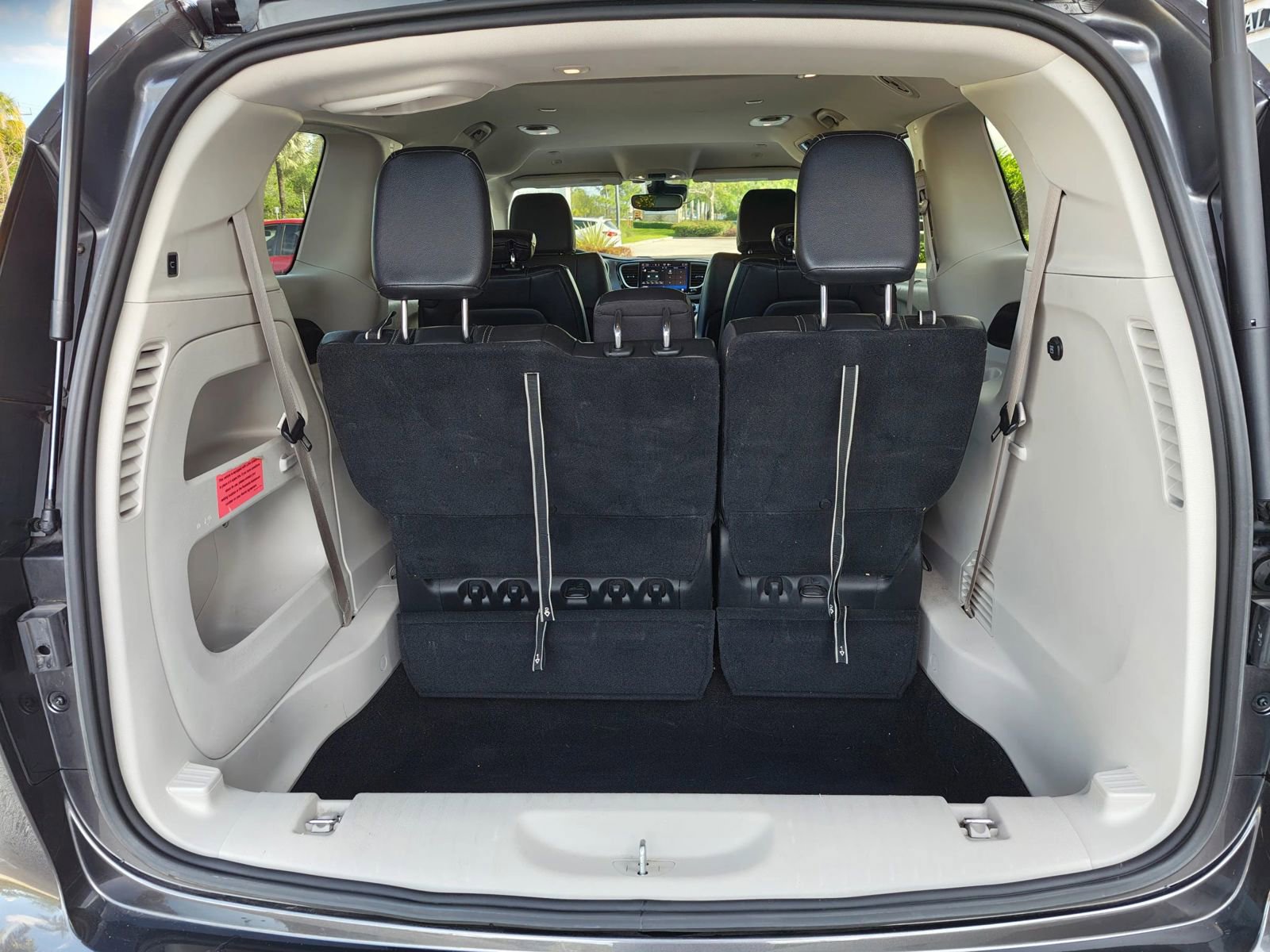 Used 2022 Chrysler Pacifica Touring-L FWD image 8