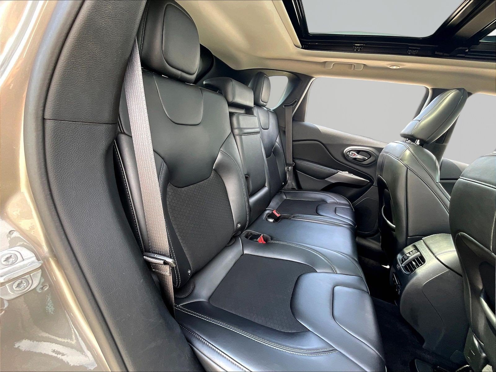 Used 2019 Jeep Cherokee Latitude Plus w/ Comfort/Convenience Group AWD/4WD image 25