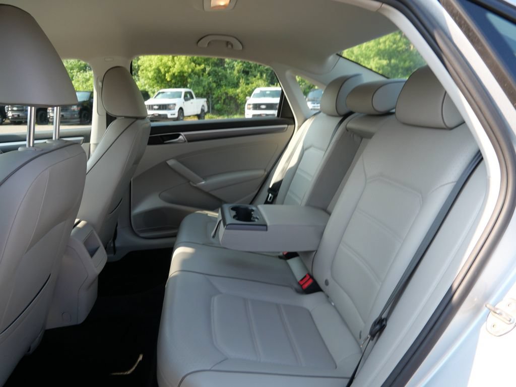 Used 2018 Volkswagen Passat 2.0T R-Line FWD image 13