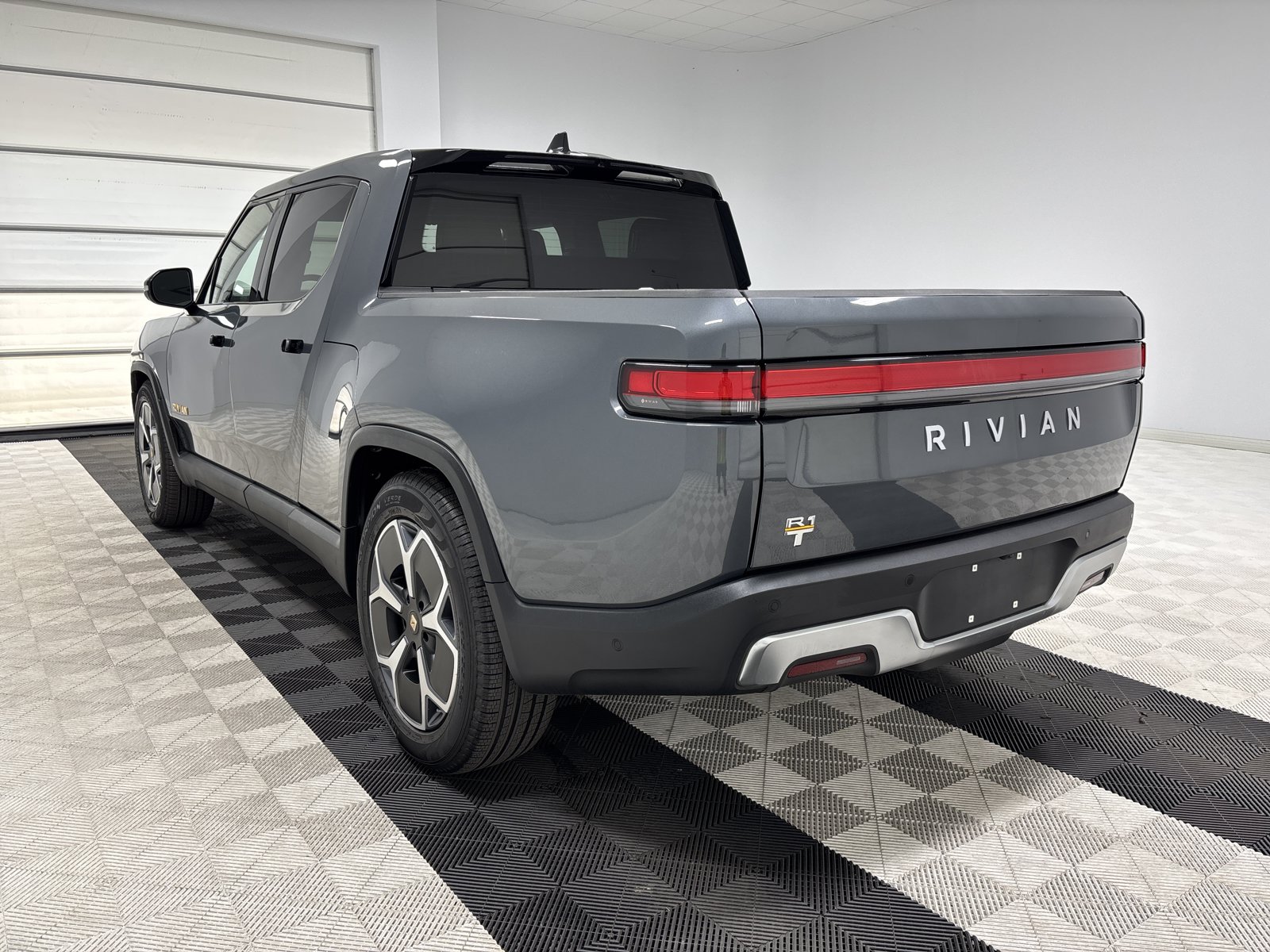 Used 2022 Rivian R1T Adventure AWD/4WD image 3