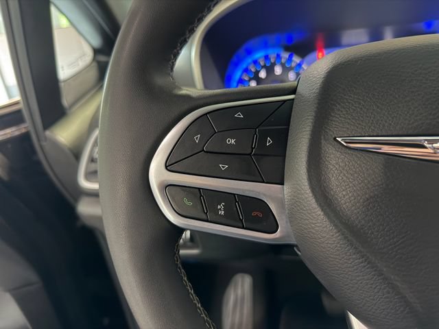 Used 2025 Chrysler Pacifica Select FWD image 18