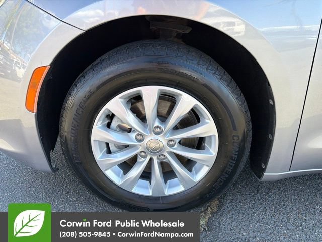 Used 2017 Chrysler Pacifica Touring-L FWD image 9