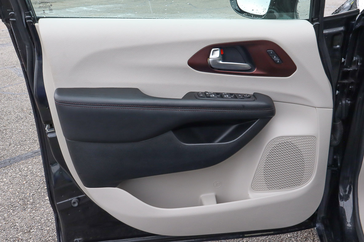 Used 2020 Chrysler Pacifica Limited image 13