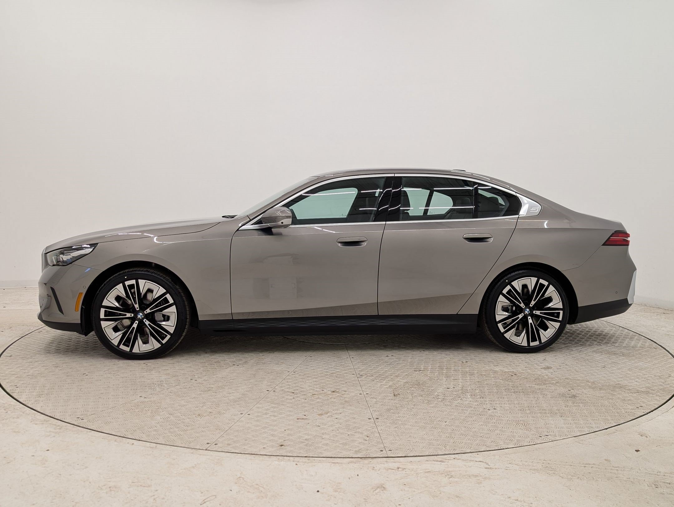 New 2026 BMW i5 eDrive40 w/ Premium Package RWD image 2