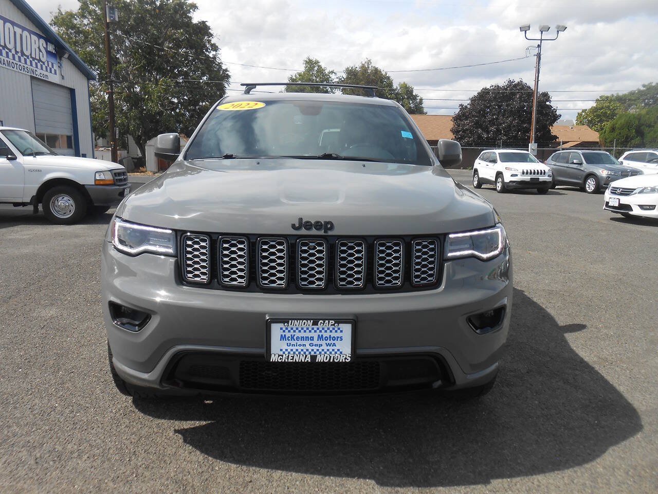 Used 2022 Jeep Grand Cherokee Laredo X AWD/4WD image 4
