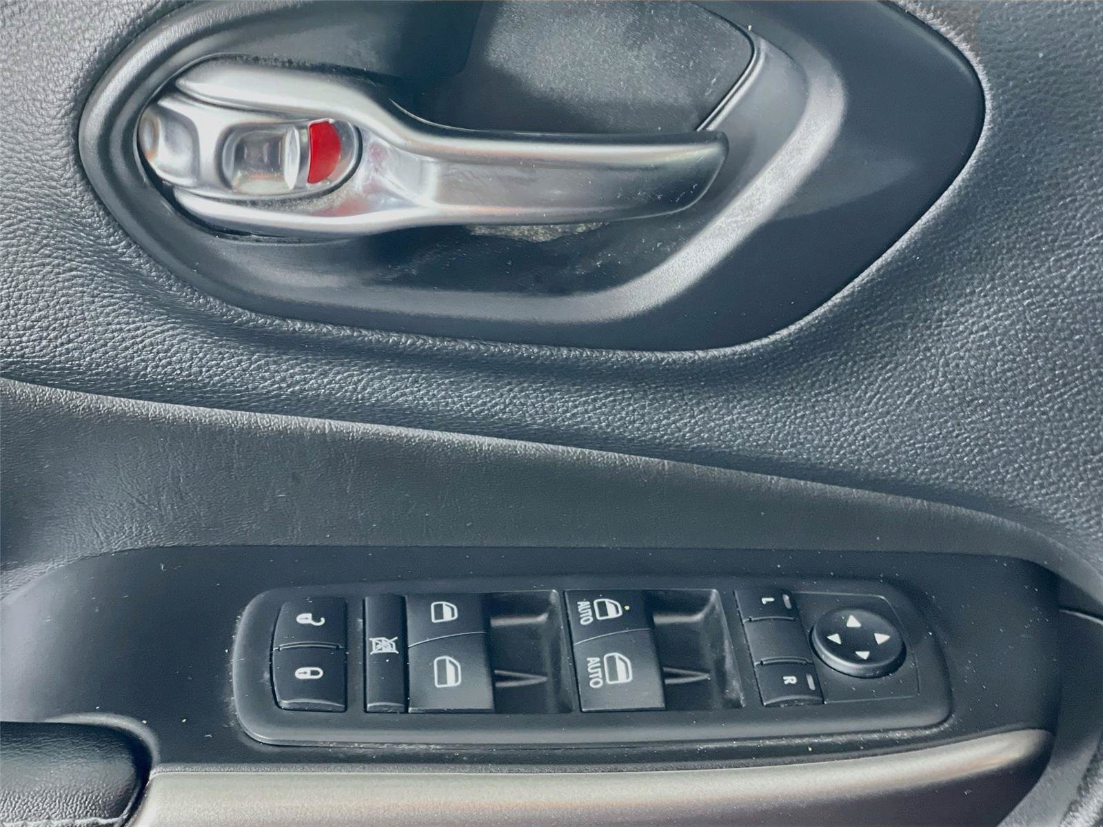 Used 2019 Jeep Cherokee Latitude Plus w/ Cold Weather Group FWD image 20