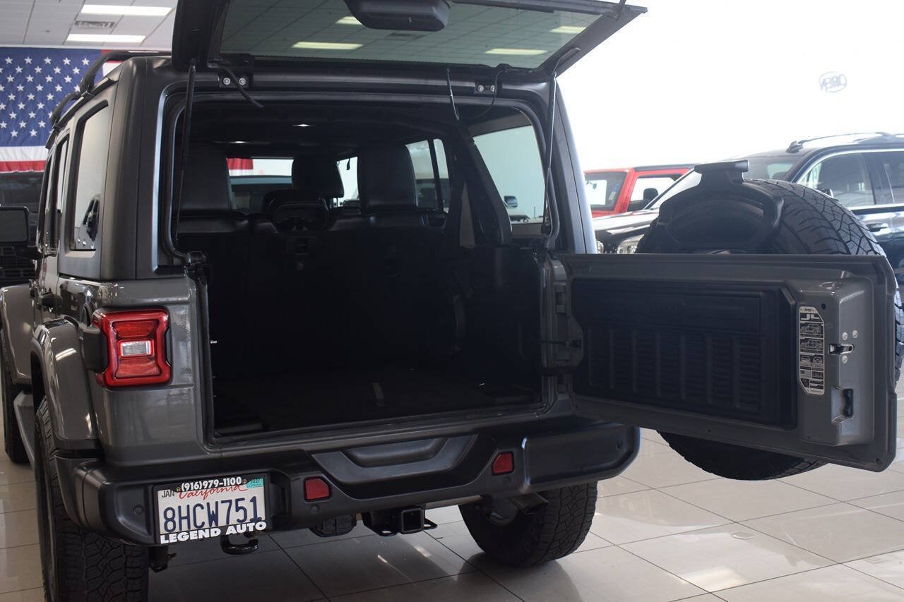 Used 2018 Jeep Wrangler Unlimited Sahara AWD/4WD image 14