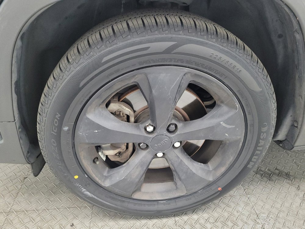Used 2019 Jeep Cherokee Limited w/ Luxury Group FWD image 31