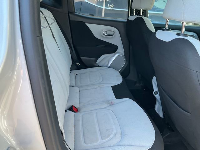 Used 2018 Jeep Renegade Latitude FWD image 8