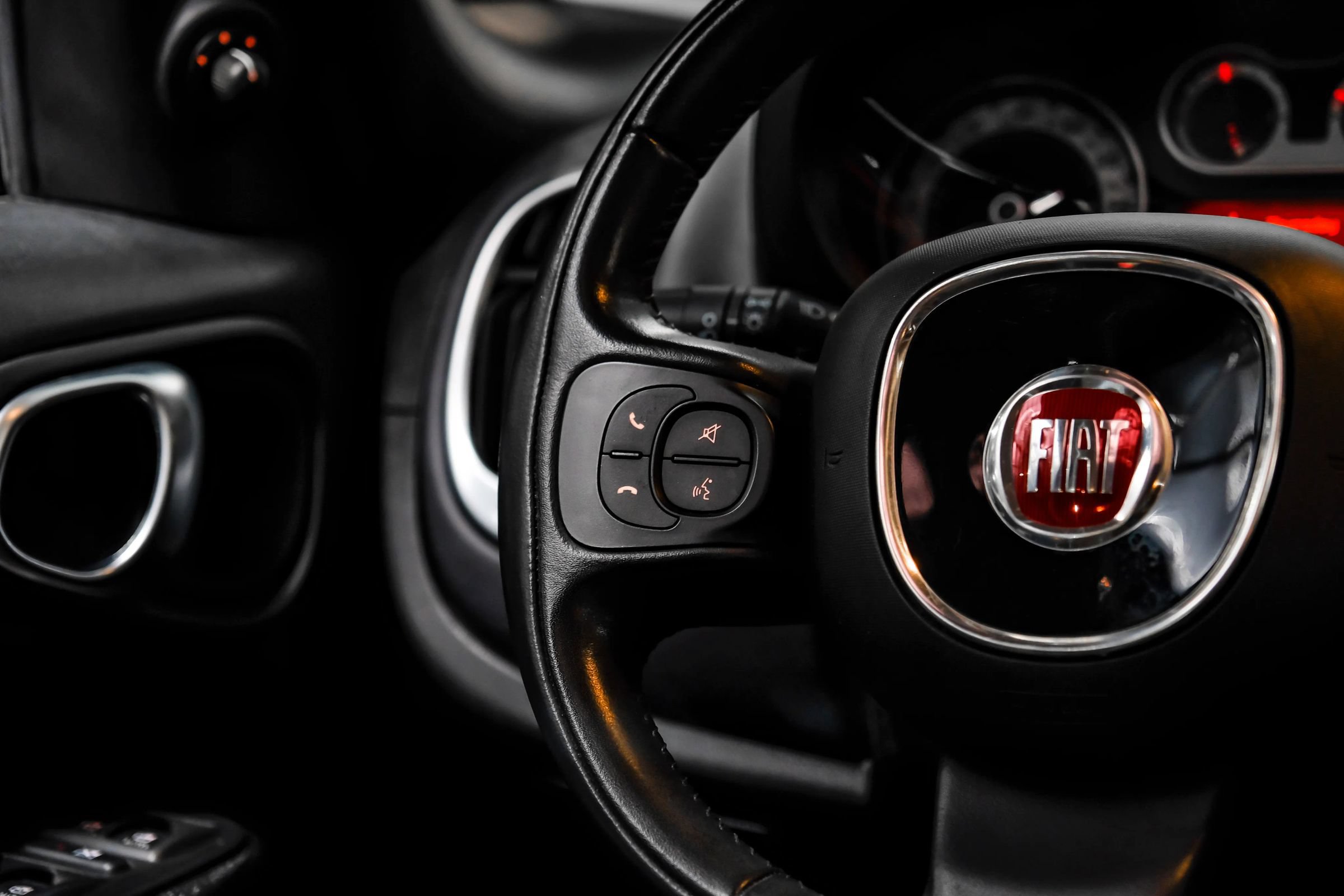 Used 2017 FIAT 500L Lounge w/ Dual-Pane Sunroof Package FWD image 16