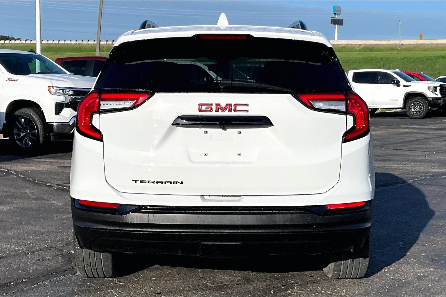 Used 2024 GMC Terrain SLE w/ Elevation Edition FWD image 4