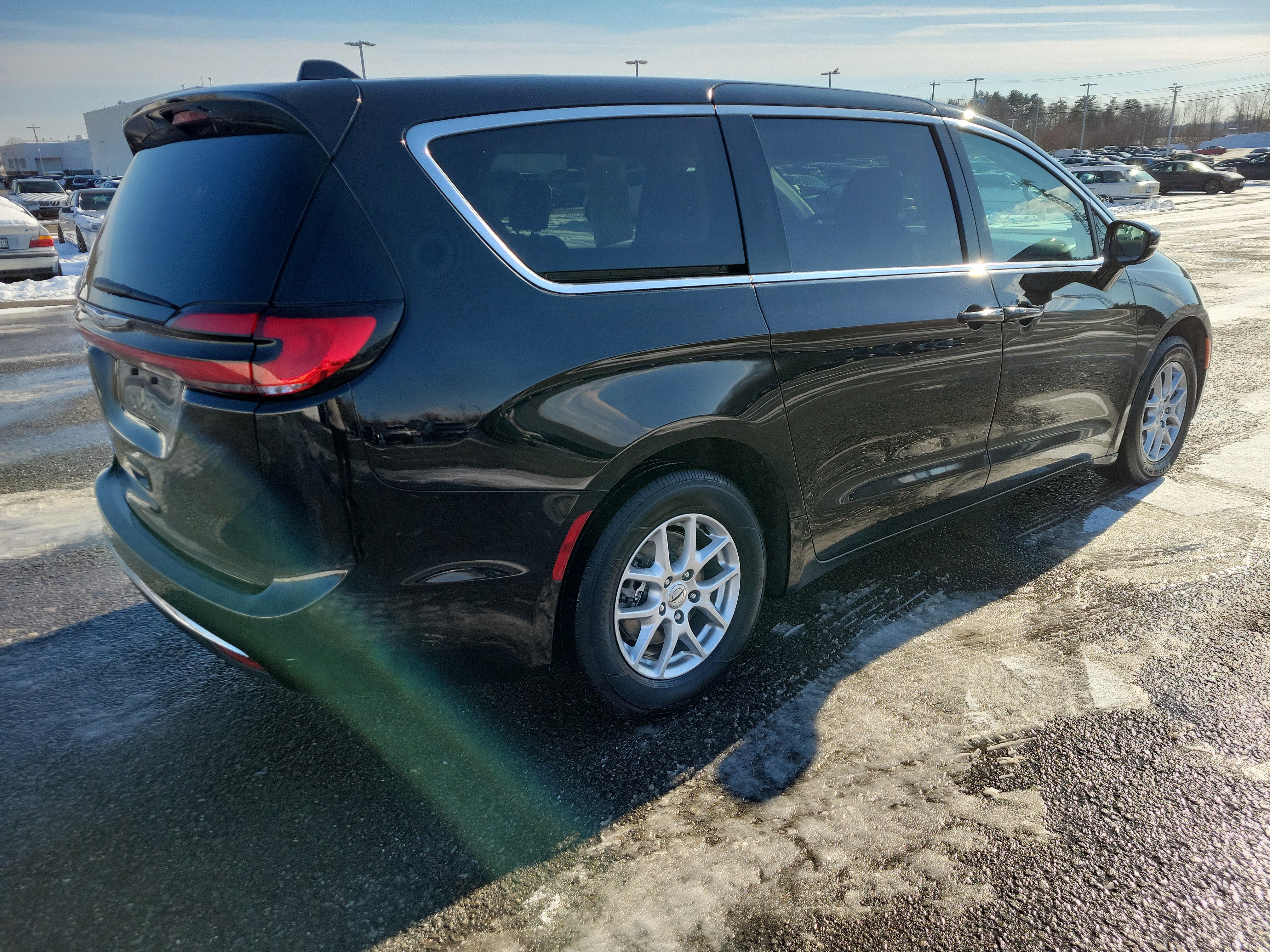 Used 2024 Chrysler Pacifica Touring-L image 5