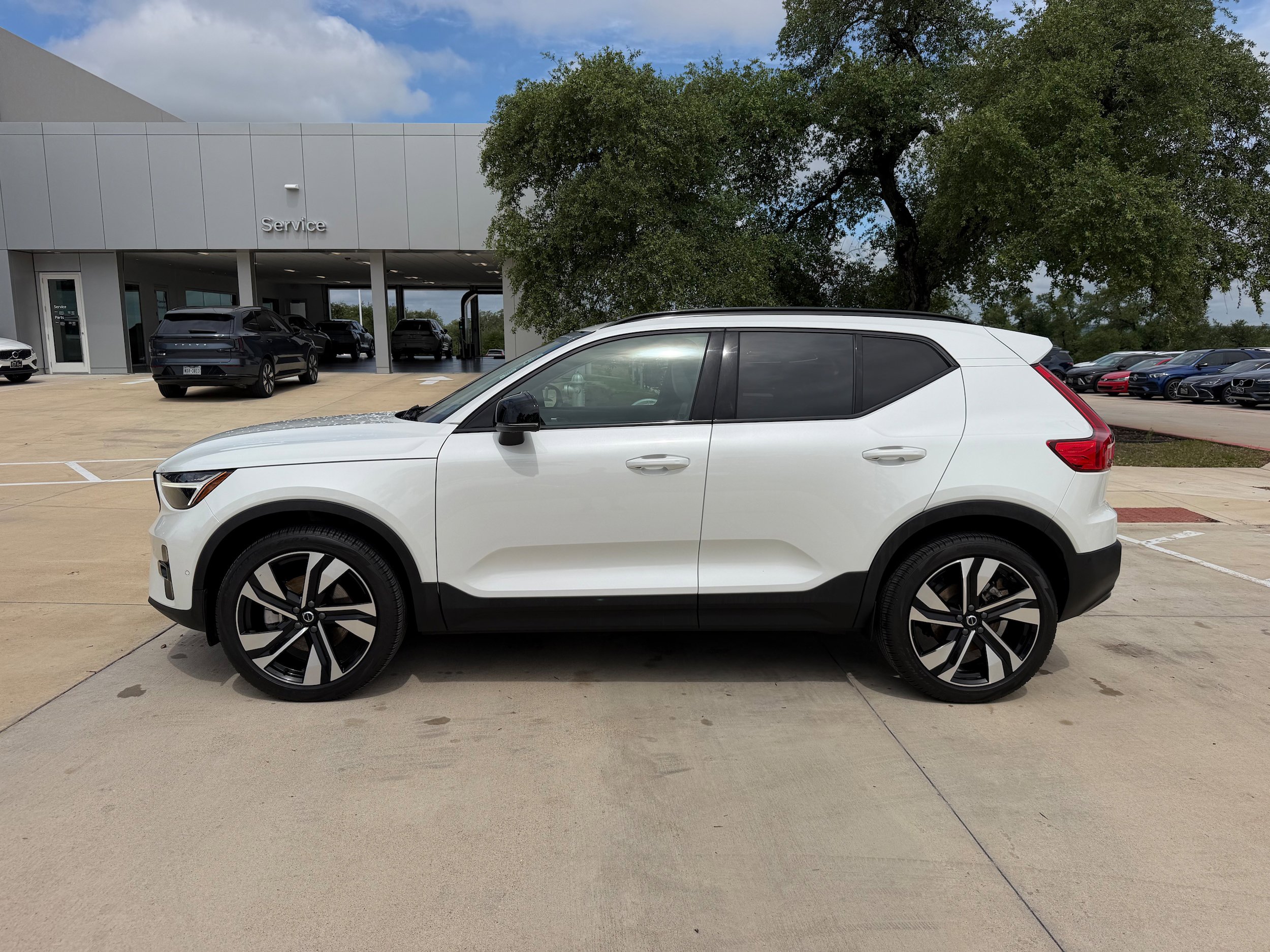 Certified 2023 Volvo XC40 B4 Plus w/ Protection Package Premier FWD image 3