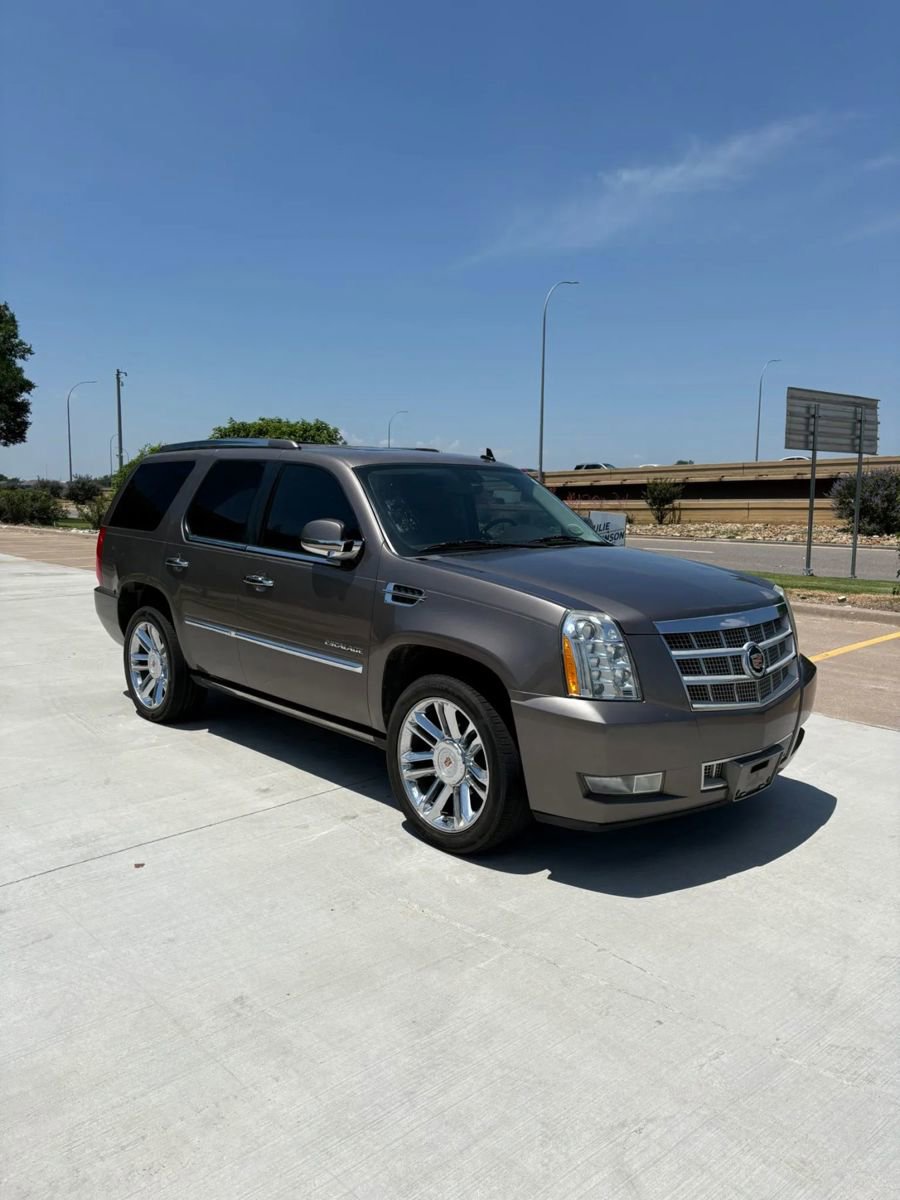 Used 2014 Cadillac Escalade Platinum RWD image 1