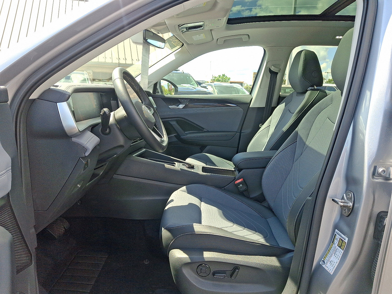 Certified 2025 Volkswagen Tiguan SE image 13