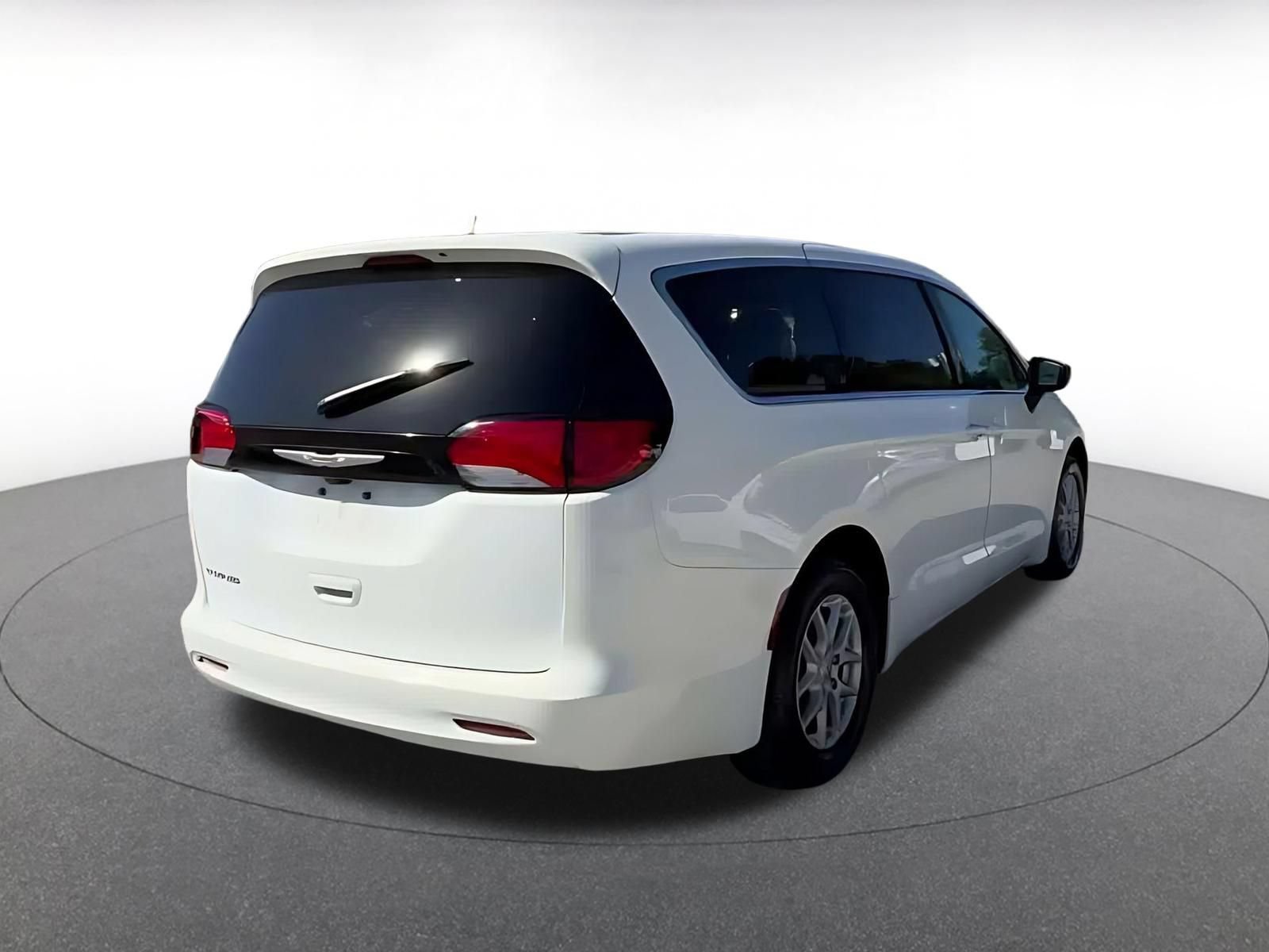 Used 2024 Chrysler Voyager LX FWD image 14