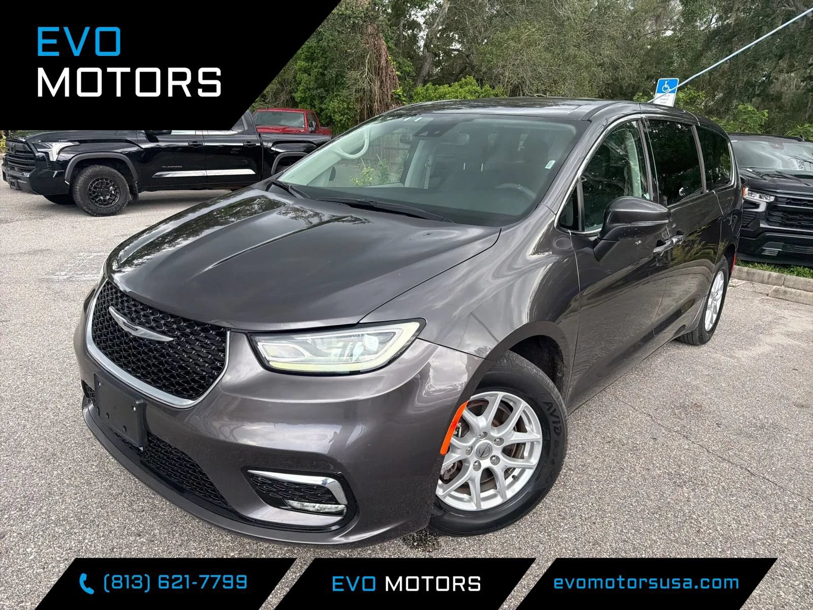 Used 2023 Chrysler Pacifica Touring-L FWD image 1