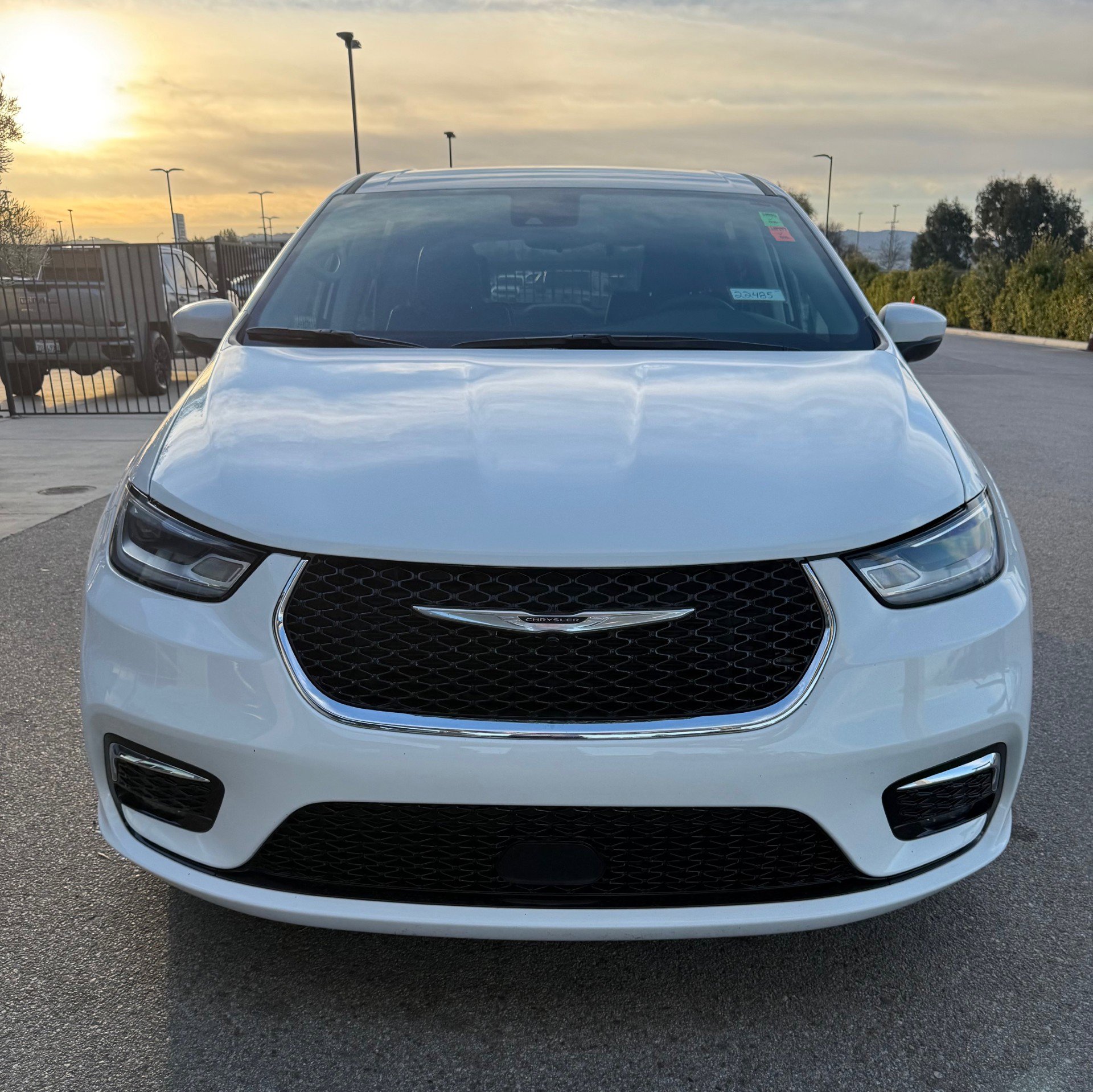 Used 2023 Chrysler Pacifica Touring-L image 2