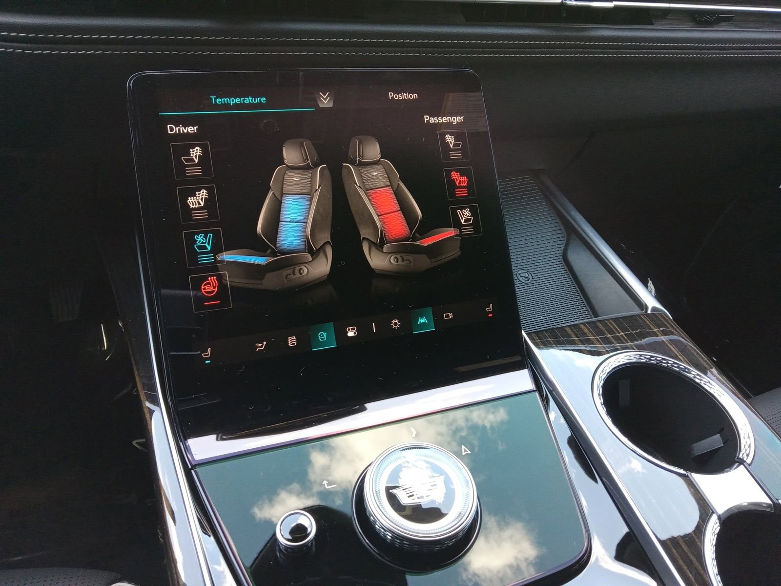 Used 2025 Cadillac Escalade Premium Luxury AWD/4WD image 19