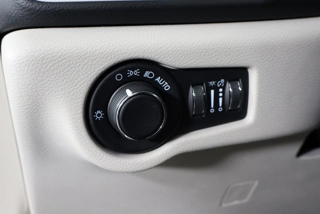 Used 2023 Chrysler Voyager LX FWD image 23