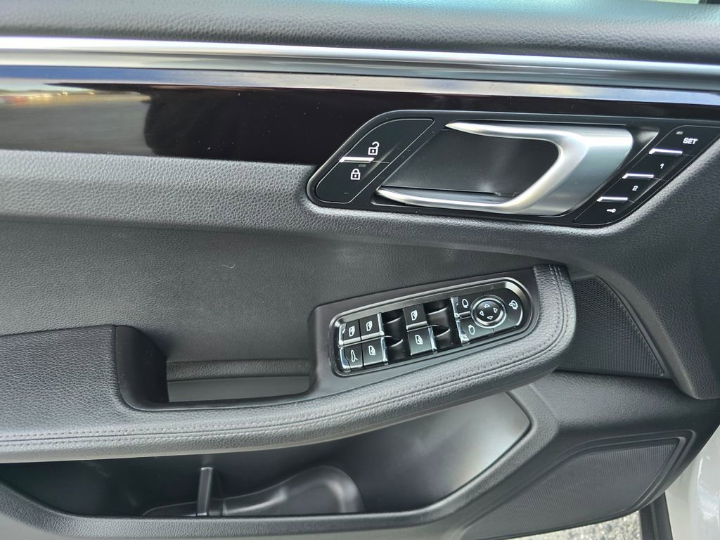 Used 2023 Porsche Macan image 25
