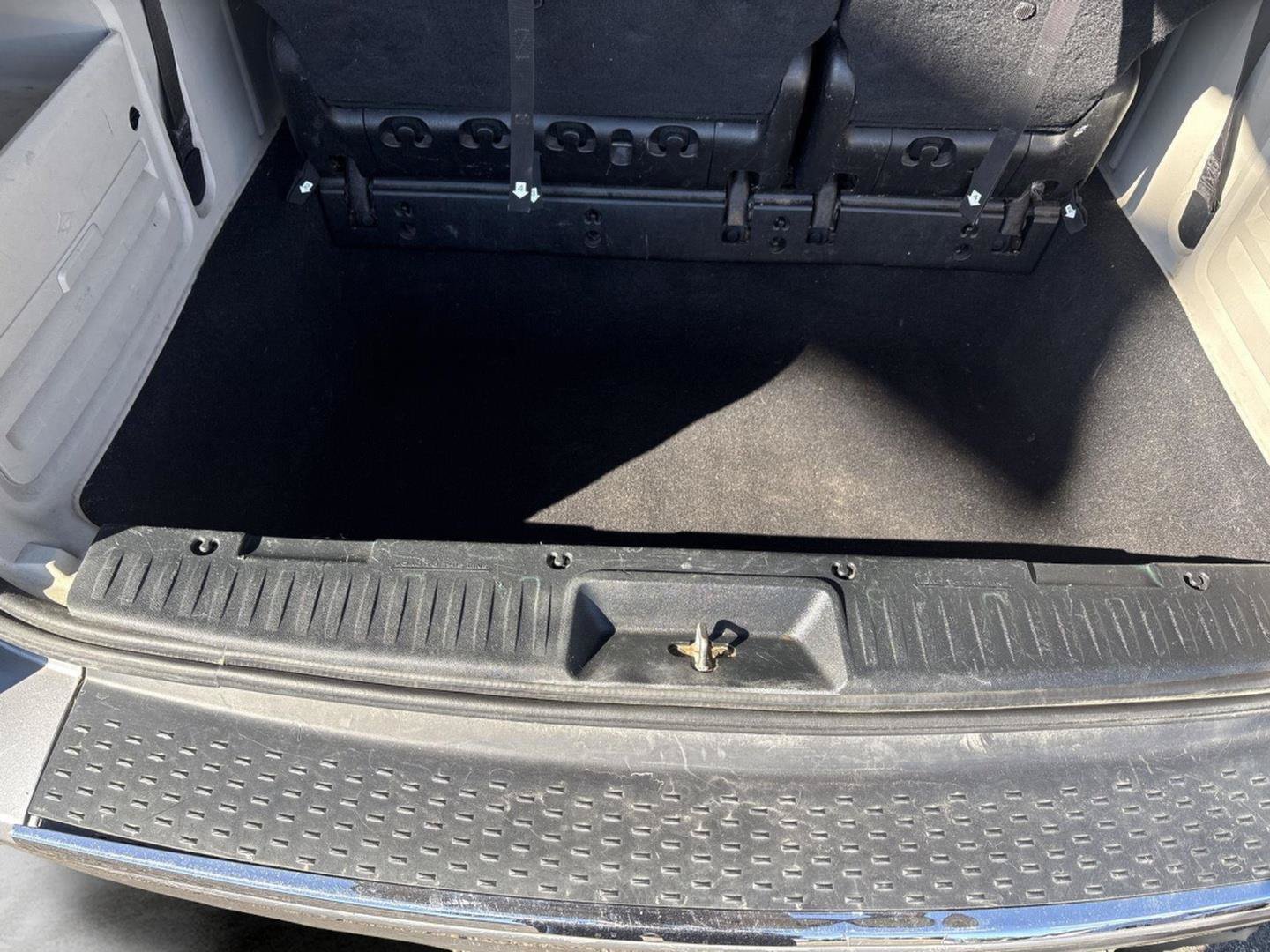 Used 2015 Chrysler Town & Country Touring FWD image 30