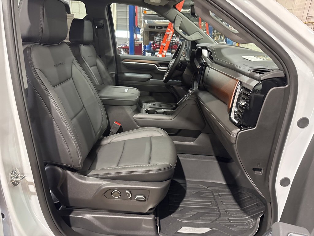 New 2025 GMC Sierra 3500 Denali w/ Denali Reserve Package image 43