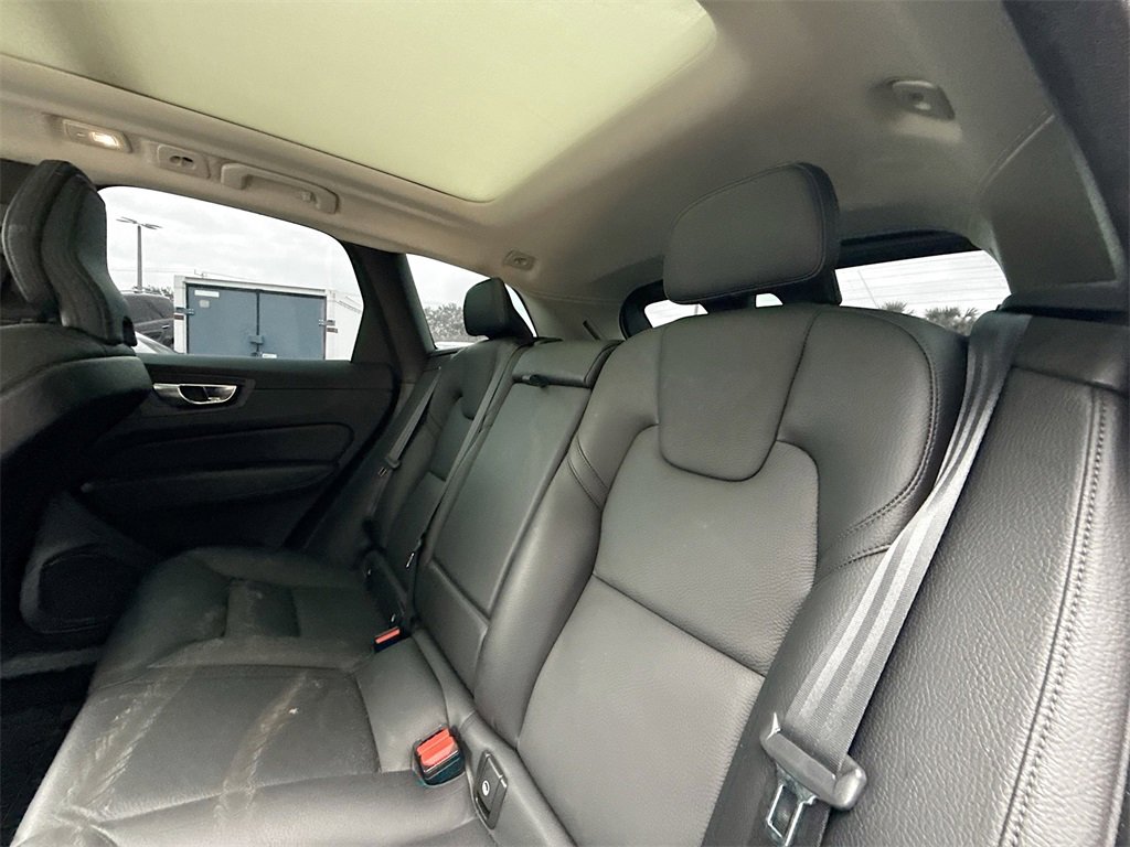 Used 2022 Volvo XC60 B5 Momentum image 27