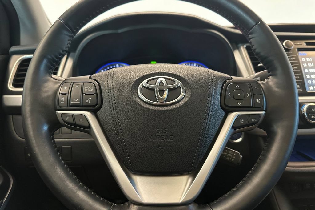 Used 2017 Toyota Highlander Limited Platinum AWD/4WD image 25