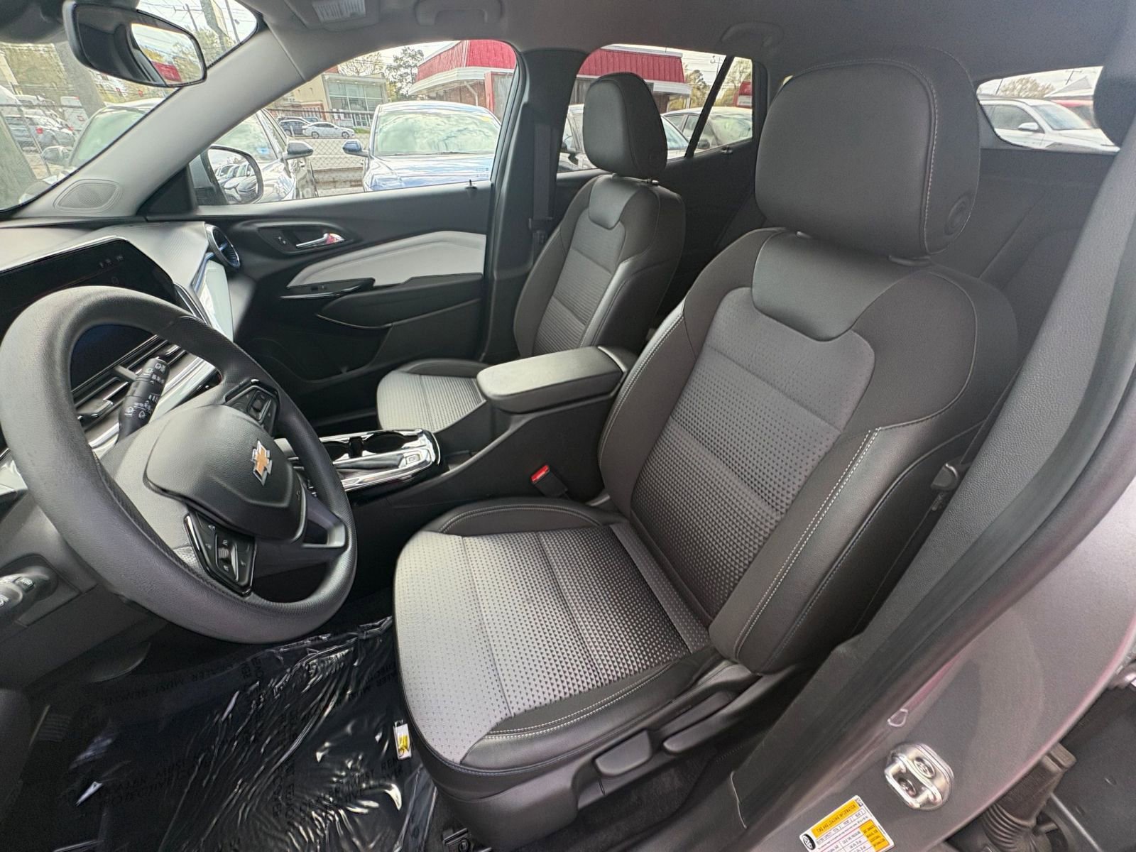 Used 2025 Chevrolet Trax LT image 35
