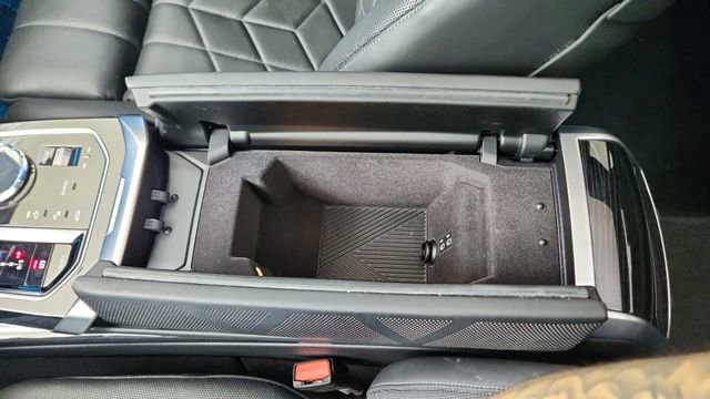 Used 2024 BMW 740i xDrive w/ Premium Package image 59