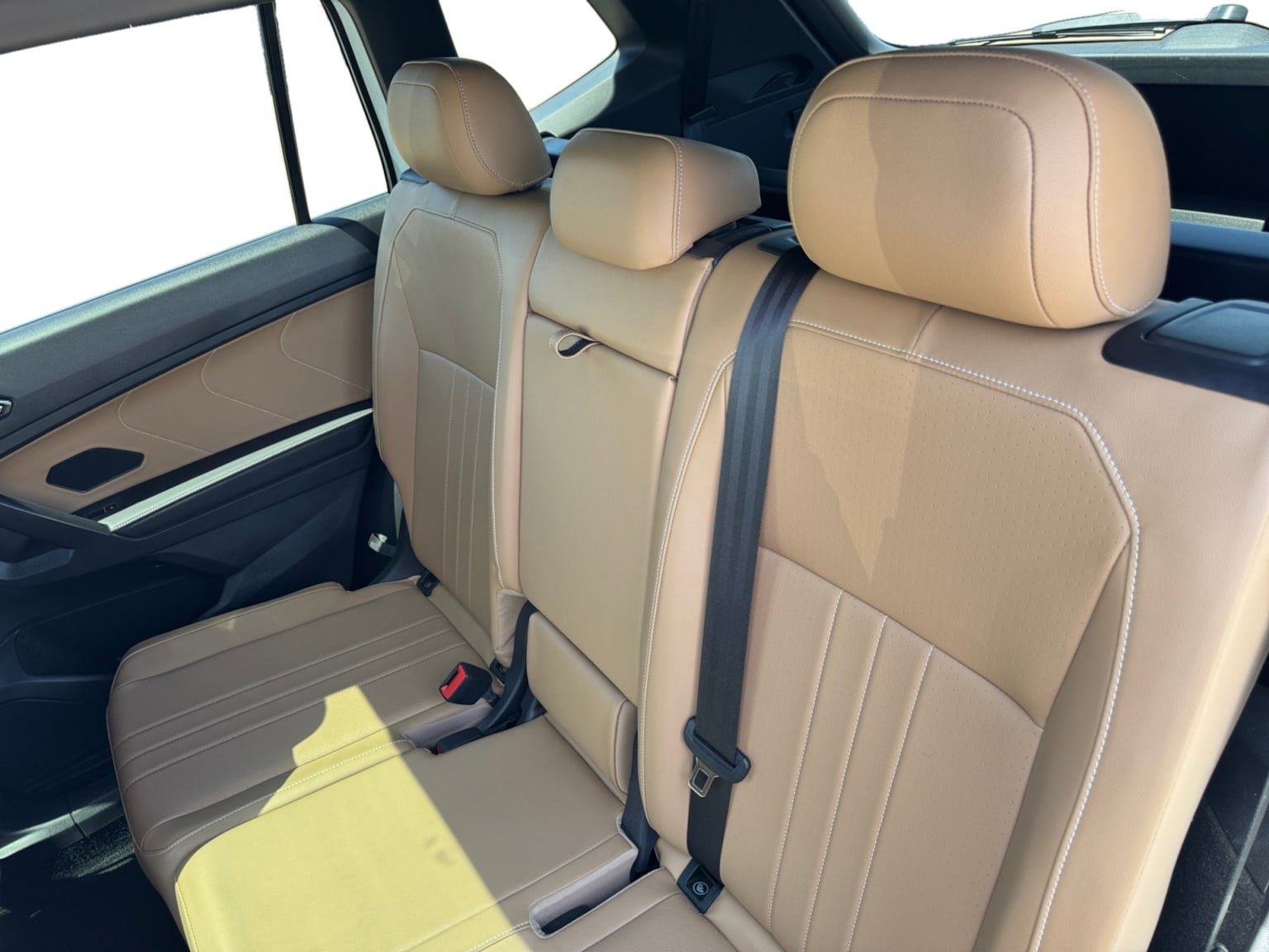 Used 2024 Volkswagen Tiguan SE w/ Panoramic Sunroof Package FWD image 16
