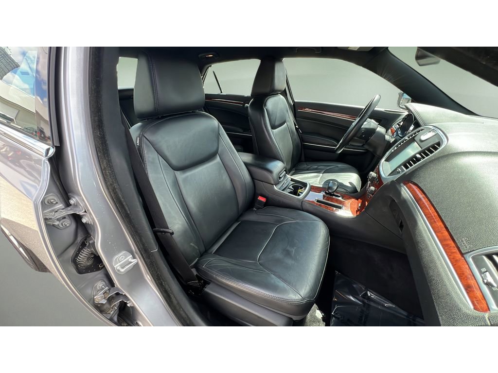 Used 2014 Chrysler 300 image 32