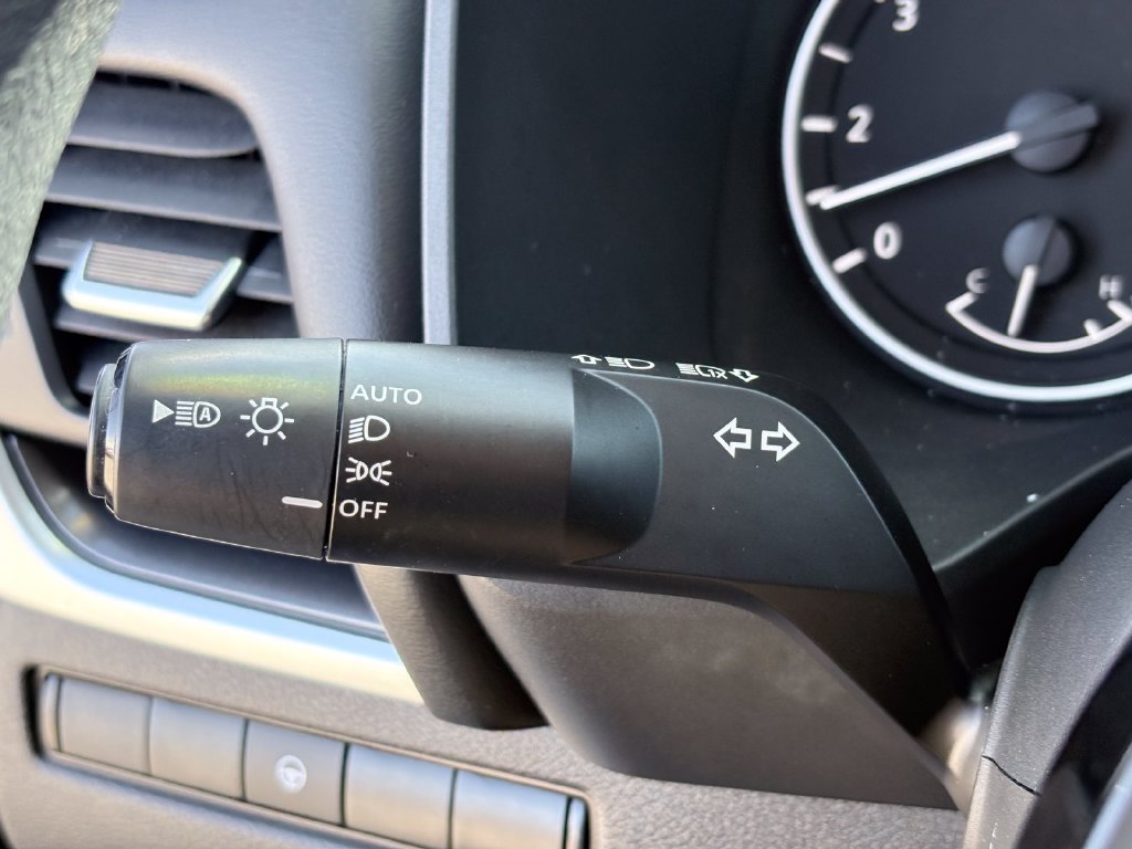 Used 2023 Nissan Rogue SV FWD image 15