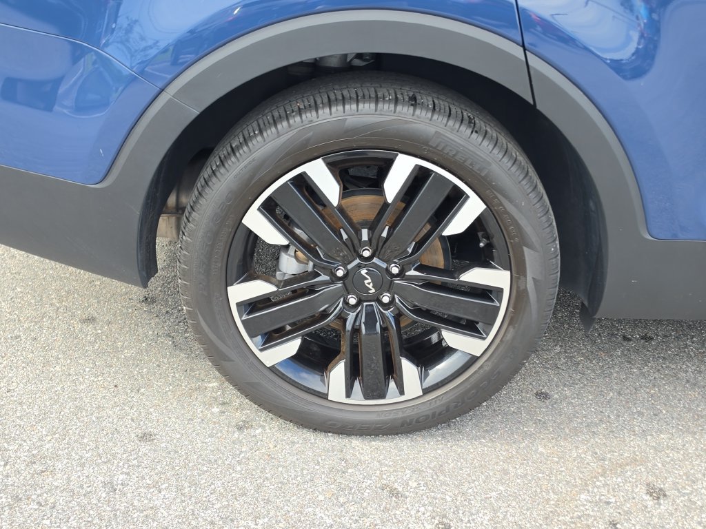 Used 2024 Kia Telluride SX w/ Towing Package FWD image 5
