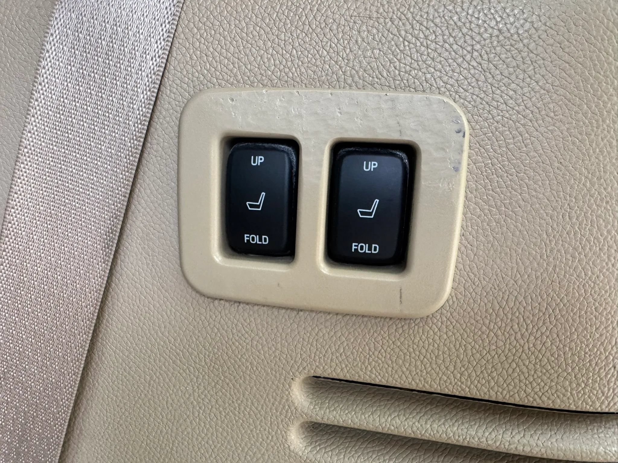 Used 2014 Ford Expedition XLT w/ Equipment Group 202A AWD/4WD image 16