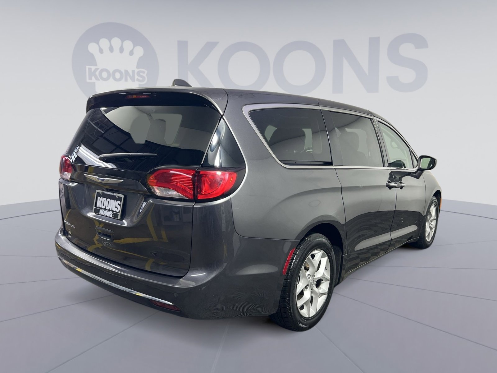 Used 2019 Chrysler Pacifica Touring Plus w/ Tire & Wheel Group FWD image 11